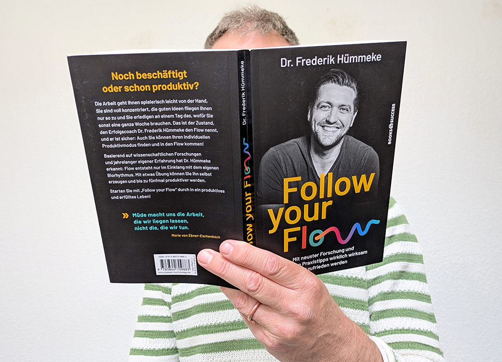Bild_Josef mit Buch_Karrierspot